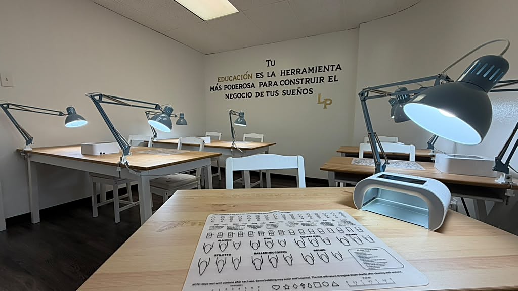 Salón de alquiler con la frase Tu educación es la herramienta más poderosa para construir el negocio de tus sueños