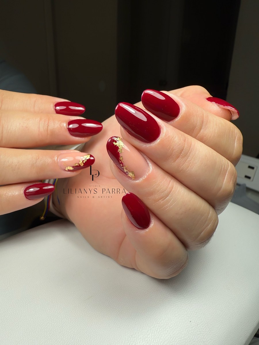 Set de uñas con arte floral, trabajo de Lilianys Parra
